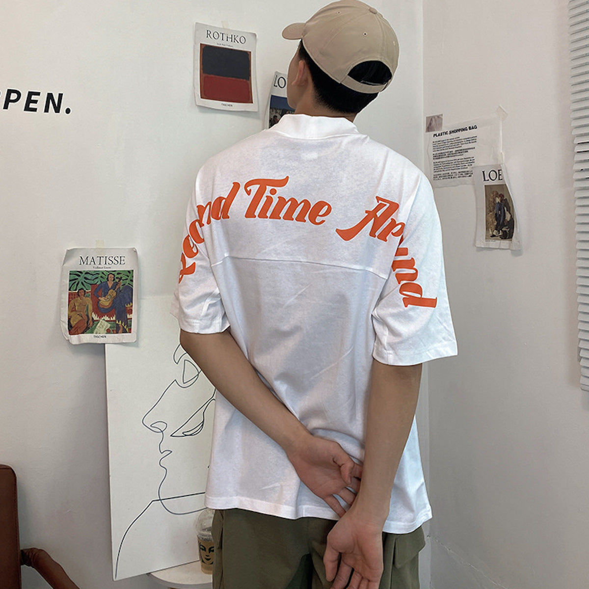 【ペアルック】バックプリントモックネック半袖Tシャツ